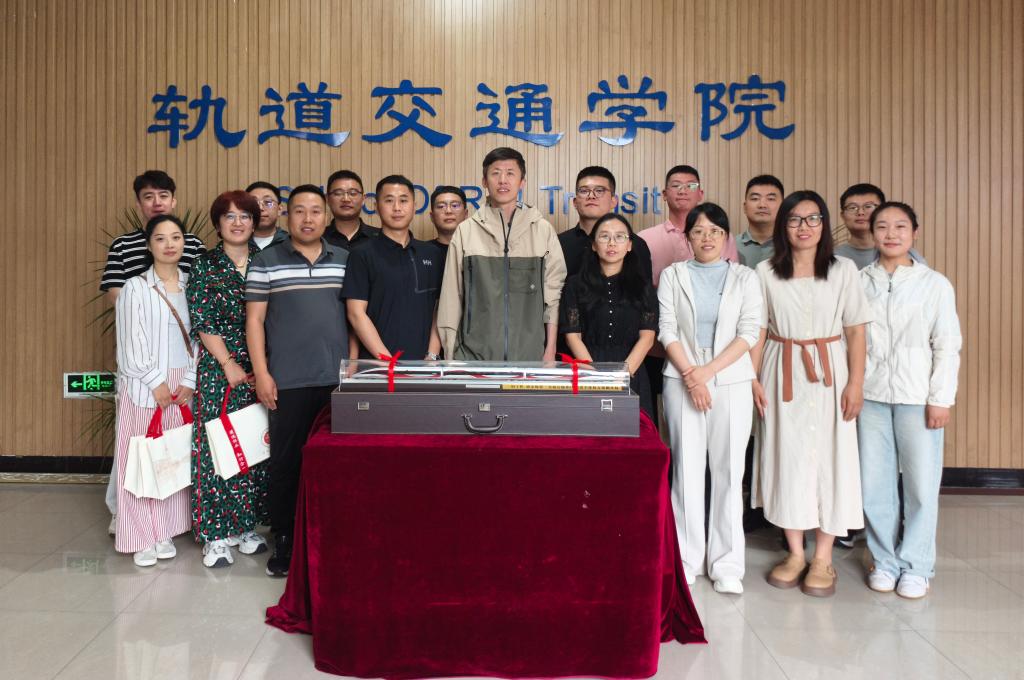 2023级信号专业辅导员杨佳兴出席活