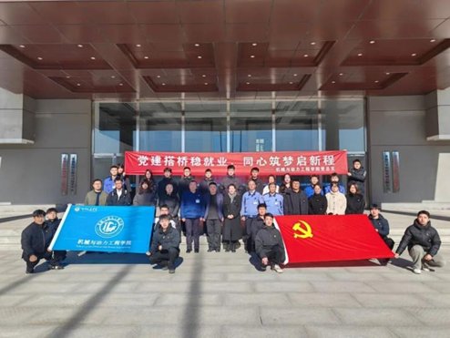 在企业负责人的引导下参观生产车间与研