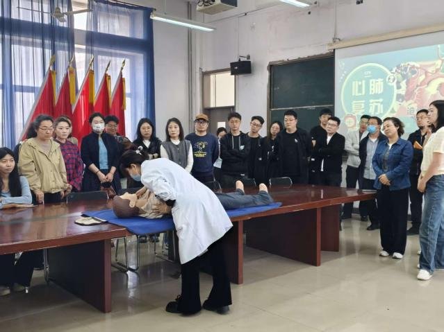后勤处联合市中医院共同组织的心肺复苏