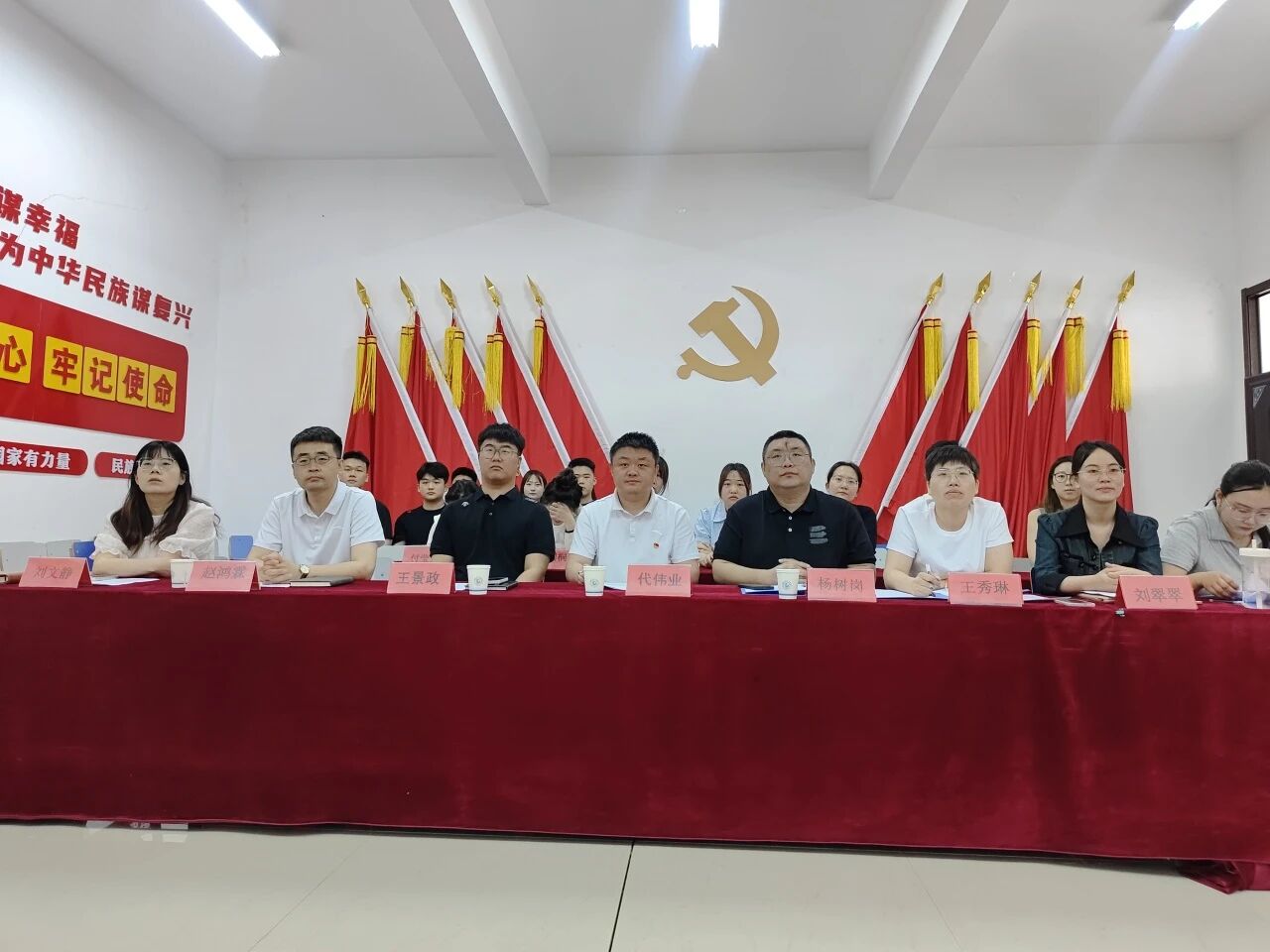 晨风扬国旗