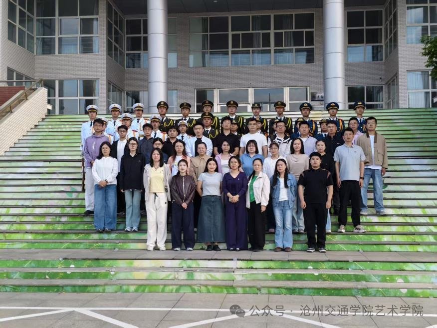 全体人员准时在旗杆前肃立